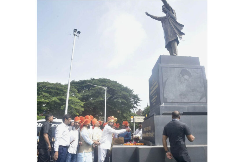  बाळासाहेब ठाकरे यांच्या कुलाब्यातील पुतळ्याला मुख्यमंत्री एकनाथ शिंदे यांचे अभिवादन