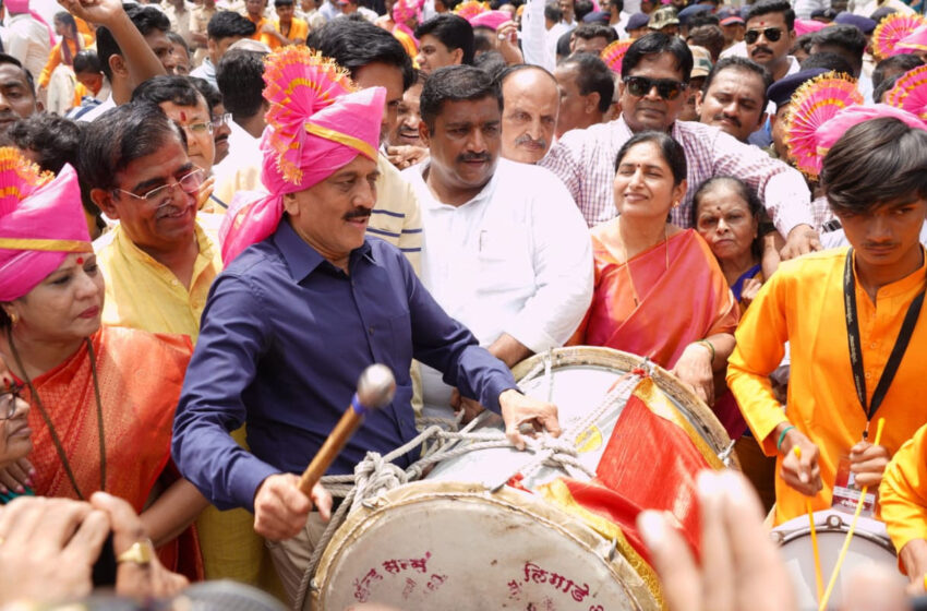  गणपती विसर्जन रथाच्या मिरवणूकीला मंत्री गिरीश महाजन यांच्या उपस्थितीत झाली सुरूवात