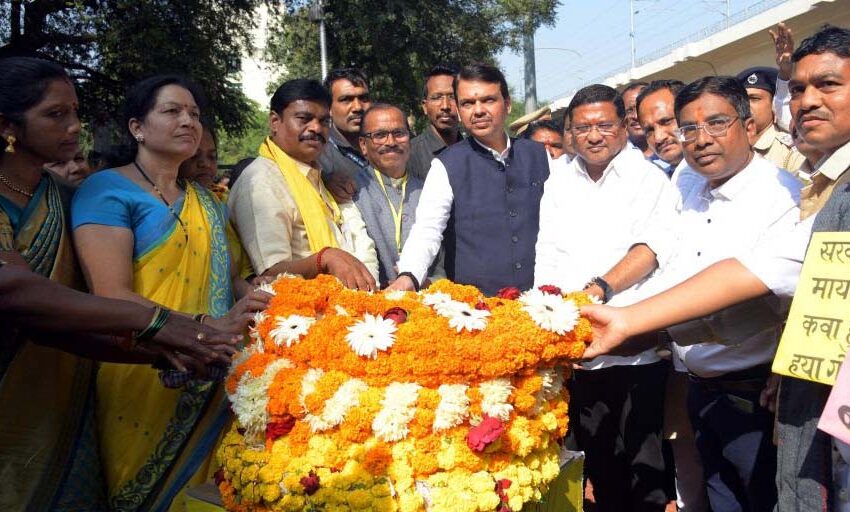  उपमुख्यमंत्री देवेंद्र फडणवीस यांनी गोवारी शहीद स्मारकाला भेट देऊन वाहिली श्रद्धांजली