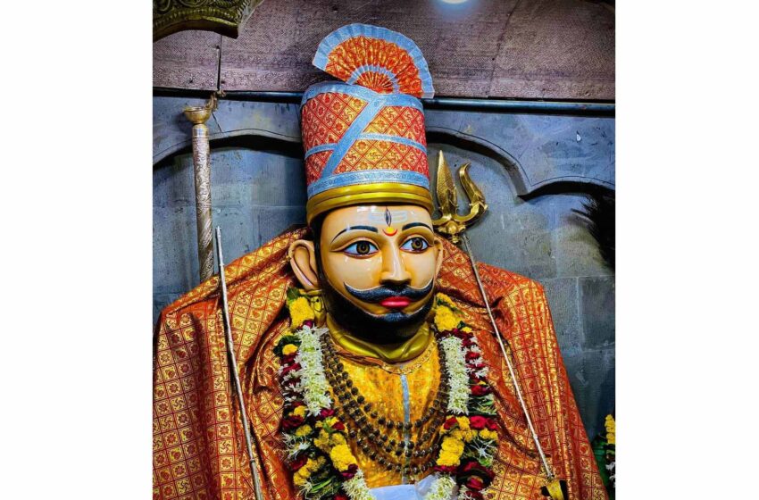  श्री खंडोबा मंदीरातून चोरीला गेलेला ऐवज मंदिर विश्वस्थांकडे सुपुर्त