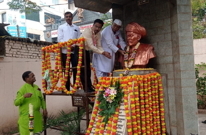  राजगुरुनगर शहरात महात्मा फुलेंचा १३३ वा स्मृतिदिन साजराखेड तालुका शिक्षण प्रसारक मंडळ संस्थेच्या वतीने विशेष सन्मान